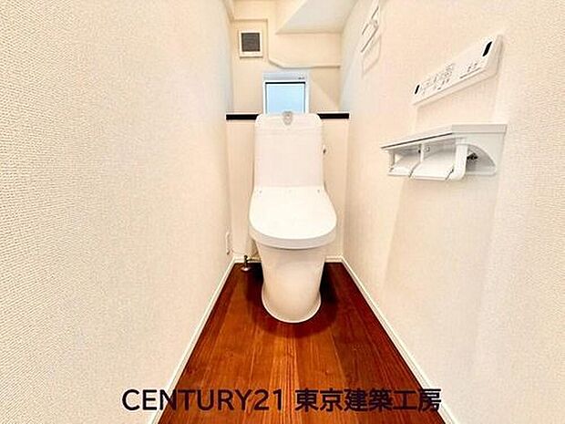 【トイレ】清潔な空間を保ちたいトイレはオフホワイトでまとめました。毎日使う場所だからこそお手入れも楽々にできる機能が搭載されております。汚れが付着しにくい便器はお掃除も楽々です。


