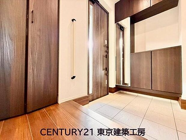 【玄関】住まいの顔とも言われているのが玄関です。清潔感のある玄関は、それだけで住まい全体の印象を大幅にアップさせてくれます。気持ちよく利用することができるでしょう。


