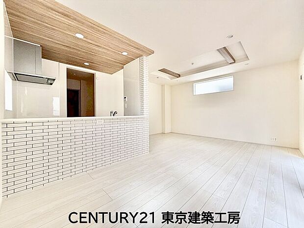【リビング】◇採光良好なリビングは、ご家族の憩いの空間。居心地の良い快適な安らぎの場所にもなりそうです。
