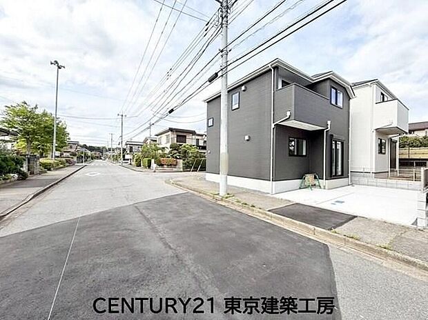 【前面道路含む現地写真】広い前面道路で駐車もスムーズ、送り迎えも安心。ゆとりある道路環境が、忙しい毎日をサポートし、家族の暮らしを快適にします。