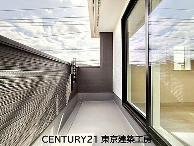 【バルコニー】頬をなでる優しい風を感じることが出来るバルコニー。つい深呼吸をしたくなる気持ちの良い場所はこのお部屋の自慢です。お洗濯物を干すスペースとしても十分な広さがあります。