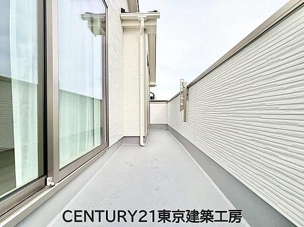 【バルコニー】風をしっかりと感じられるバルコニーでは、毎日が洗濯日和です。広々としているので洗濯も楽しくなるでしょうし、気分転換にバルコニーからの眺めを楽しむのもいいでしょう。