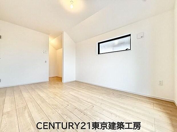 【リビング以外の居室】◇穏やかな光が差し込む室内には、穏やかな時間が流れます。おうち時間が増える昨今、落ち着いた空間で自分の趣味を楽しむのはいかがですか。

