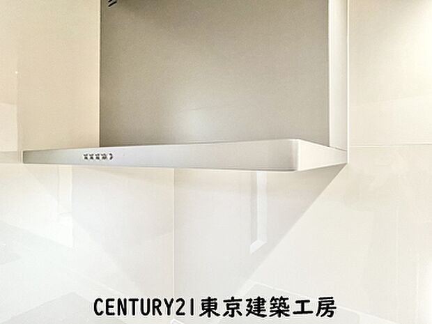 【【同施工会社の施工イメージになります】】【同仕様】
◇調理がはかどるシステムキッチン♪収納豊富で、シンクも作業スペースも広いのでスムーズに料理ができますね。３口コンロ、グリル付き。
