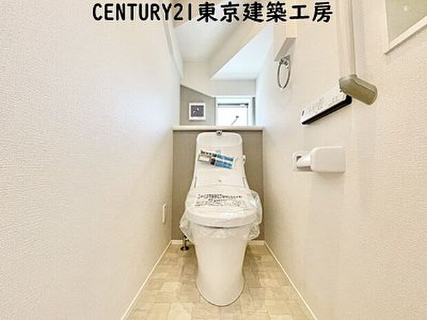 【【同施工会社の施工イメージになります】】【同仕様】
トイレを癒しの空間と考える人は少なくありません。だからこそ、寛げる場所であってほしいと思っている人も多いでしょう。機能面でも癒しや寛ぎの空間に相応しいトイレとなっています。
