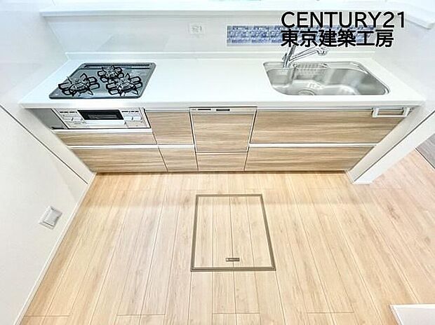 【同形状・同仕様写真(キッチン）】リビングが見渡せる対面式キッチン。3口コンロ付のシステムキッチンはお料理の効率も上がります♪