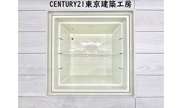 【同形状・同仕様写真(その他内観）】【同仕様】
床下収納は場所を取らずに収納スペースを確保できる嬉しいアイテムです♪
また、点検口としての役割も果たしております♪