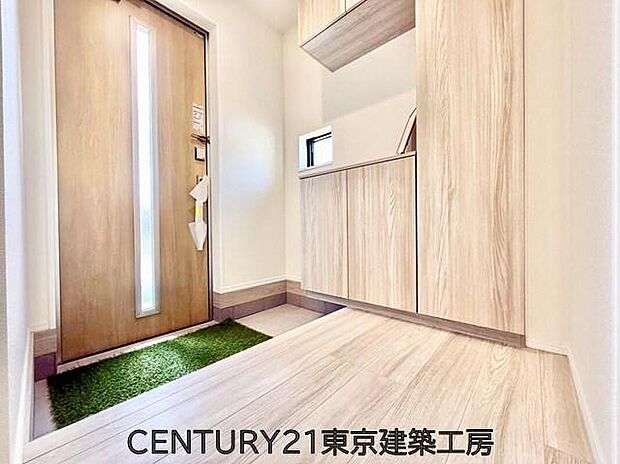 【玄関】住まいの顔とも言われているのが玄関です。清潔感のある玄関は、それだけで住まい全体の印象を大幅にアップさせてくれます。気持ちよく利用することができるでしょう。
