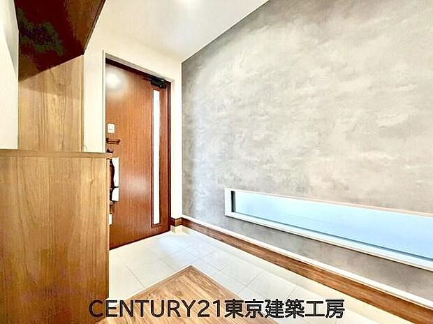 【玄関】人を迎え入れる最初の場所だからこそ、清潔感がある空間にして頂ける様にゆとりあるシューズボックスを設置しました。おでかけの時も帰った時も、「我が家」を最初に感じでもらえる素敵な空間に。