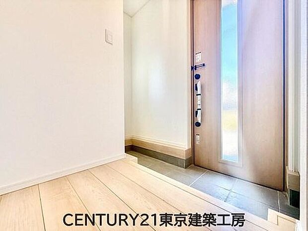【玄関】住まいの顔とも言われているのが玄関です。清潔感のある玄関は、それだけで住まい全体の印象を大幅にアップさせてくれます。気持ちよく利用することができるでしょう。