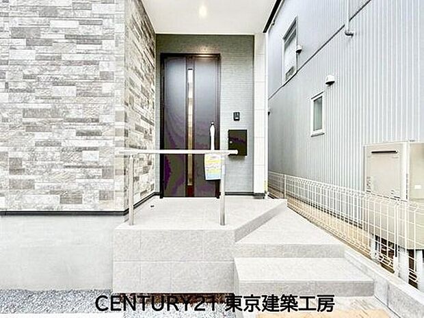 【玄関】住まいの顔とも言われているのが玄関です。清潔感のある玄関は、それだけで住まい全体の印象を大幅にアップさせてくれます。気持ちよく利用することができるでしょう。