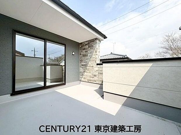 【バルコニー】風をしっかりと感じられるバルコニーでは、毎日が洗濯日和です。広々としているので洗濯も楽しくなるでしょうし、気分転換にバルコニーからの眺めを楽しむのもいいでしょう。