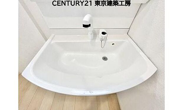 【【洗面台】【同仕様】】洗面台で身だしなみを整え、最終チェックをすることも多いでしょう。大きな鏡が用意されていますので、全体をチェックできるようになっています