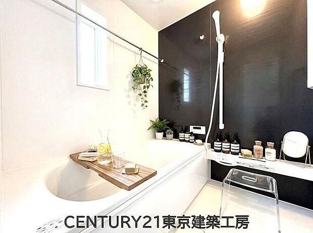 【同形状・同仕様写真(浴室）】◇窓付きのバスルーム。陽射し差し込む明るい環境は、日中の入浴も気持ち良くお使い頂けそうです。また、換気環境も良好です。【家具はCGにてレイアウト】