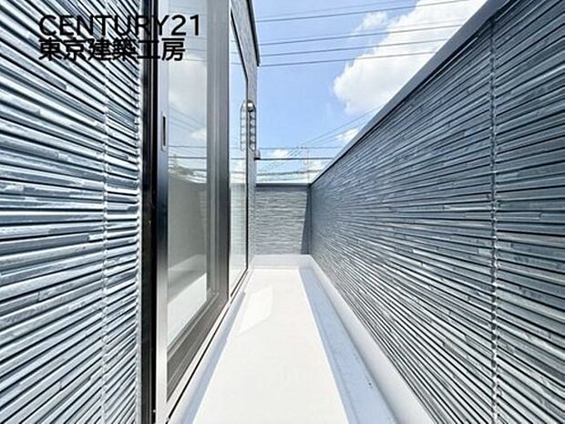 【バルコニー】風をしっかりと感じられるバルコニーでは、毎日が洗濯日和です。広々としているので洗濯も楽しくなるでしょうし、気分転換にバルコニーからの眺めを楽しむのもいいでしょう。