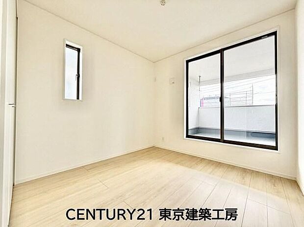 【リビング以外の居室】◇たくさんの陽が入ります♪どんな家具にでも合いやすいナチュラル色のフローリング。飽きのこない快適な空間になります。