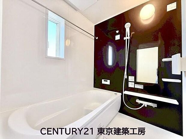 【浴室】◇窓付きのバスルーム。陽射し差し込む明るい環境は、日中の入浴も気持ち良くお使い頂けそうです。また、換気環境も良好です。