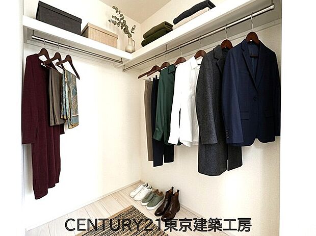 【【同施工会社の施工イメージになります】】【同仕様：家具はCGです】
お部屋のように中を歩いて入れる広さのクローゼット付き。衣類だけでなく、鞄などの小物からスーツケースやレジャー用品などの大きな物までたっぷり収納出来ます。