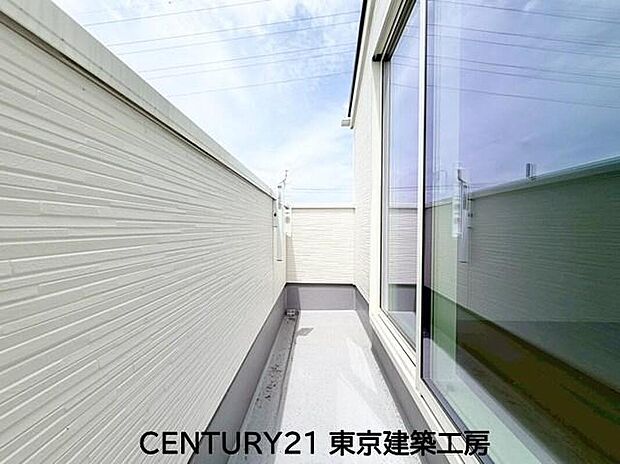 【バルコニー】明るい陽射しがたっぷり入り、洗濯物の乾きも抜群。日光浴やプランター栽培も楽しめて、心地よい外気に触れながらリフレッシュできる空間です。