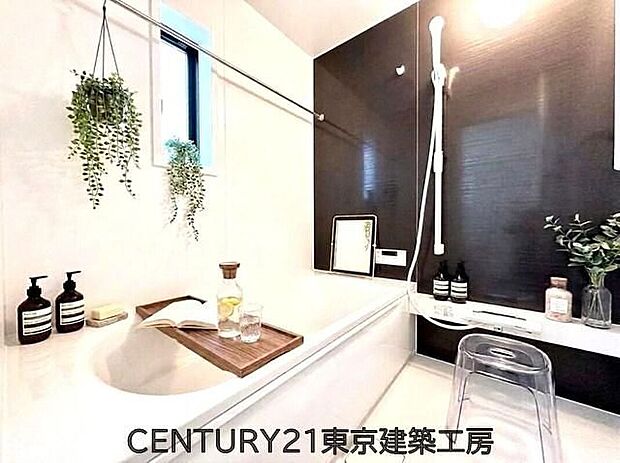 【同形状・同仕様写真(浴室)】◇窓付きのバスルーム。陽射し差し込む明るい環境は、日中の入浴も気持ち良くお使い頂けそうです。また、換気環境も良好です。