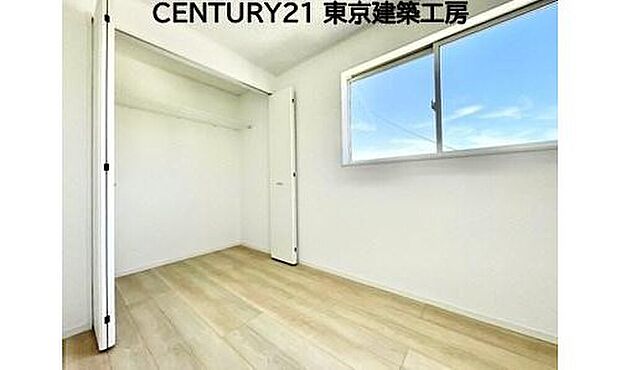 【同形状・同仕様写真(その他内観)】各居室のクローゼットはスーツ類から丈の長いコート類まで何でも収納できる便利なスペースです。衣装ケースと併用することでセーター類なども収納でき自分だけのスペースにできます。