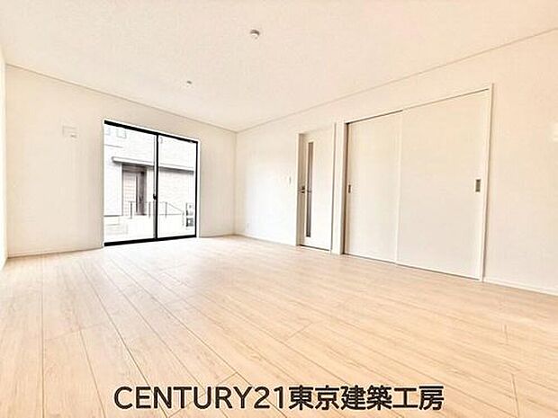 【リビング】◇採光良好なリビングは、ご家族の憩いの空間。居心地の良い快適な安らぎの場所にもなりそうです。