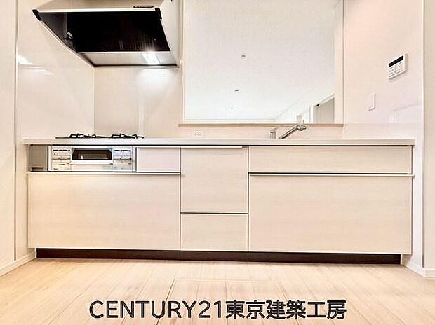 【キッチン】◇調理がはかどるシステムキッチン♪収納豊富で、シンクも作業スペースも広いのでスムーズに料理ができますね。3口コンロ、グリル付き。