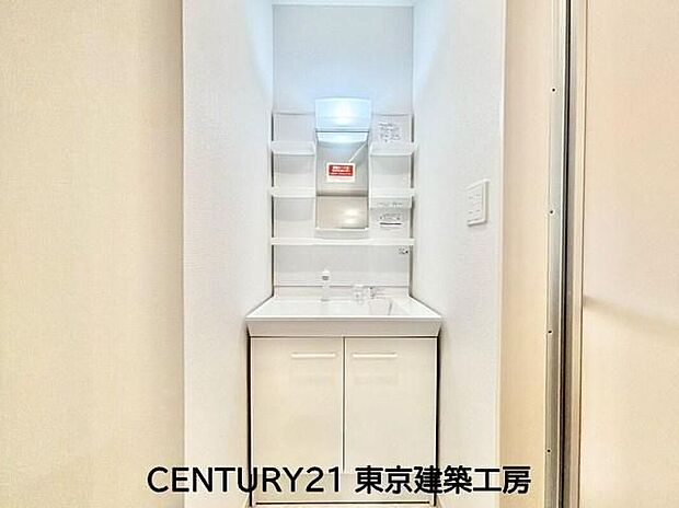 【洗面台・洗面所】毎日使うものだから清潔な空間を保ちたい水回り。洗面にはそんな願いを解消させてくれる収納アイデアが満載です。三面鏡の裏側にはキャビネットが現れ小物から背の高い物まで収納できます。