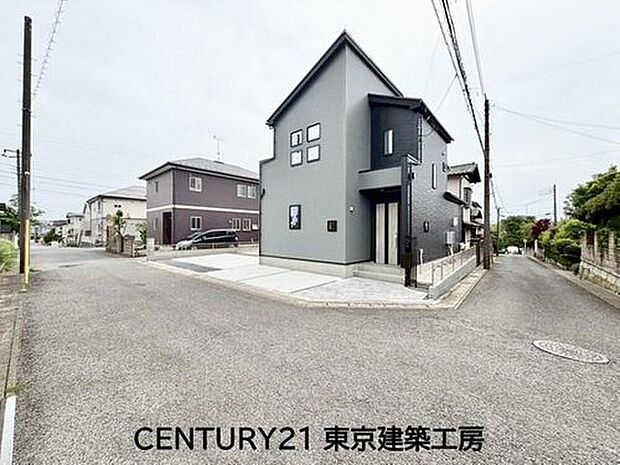 【前面道路含む現地写真】陽当たりと開放感が魅力の角地。並列2台分の駐車スペース付きです。