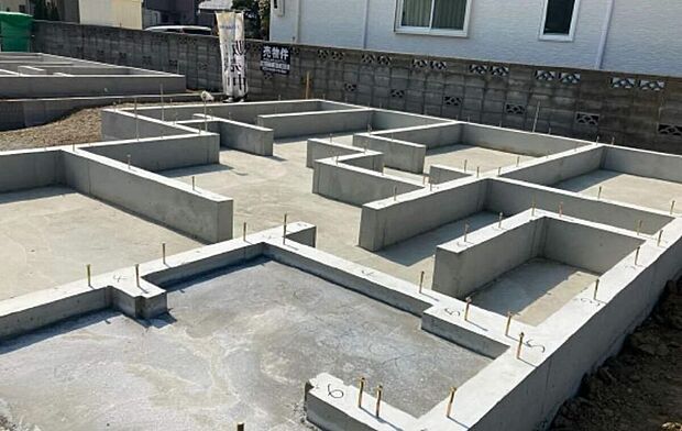 【【ベタ基礎】】ベタ基礎はコンクリートで建物の下一面を支える工法で、地震に強く、剛性・耐久性に優れた施工方法です。