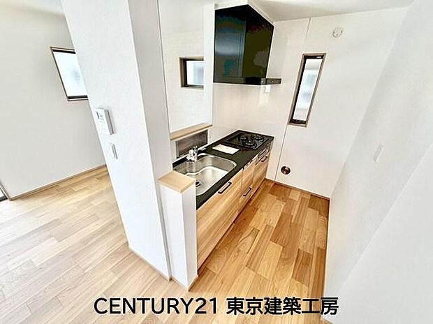【キッチン】◇調理がはかどるシステムキッチン♪収納豊富で、シンクも作業スペースも広いのでスムーズに料理ができますね。3口コンロ、グリル付き。