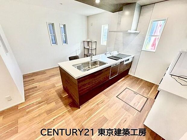 【キッチン】◇調理がはかどるシステムキッチン♪収納豊富で、シンクも作業スペースも広いのでスムーズに料理ができますね。3口コンロ、グリル付き。