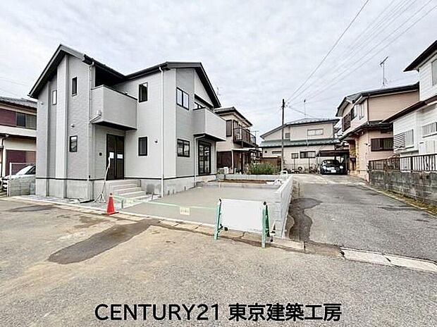 【前面道路含む現地写真】◆ご家族が集うLDKは17帖以上ございます