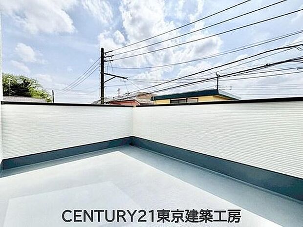 【バルコニー】風をしっかりと感じられるバルコニーでは、毎日が洗濯日和です。広々としているので洗濯も楽しくなるでしょうし、気分転換にバルコニーからの眺めを楽しむのもいいでしょう。