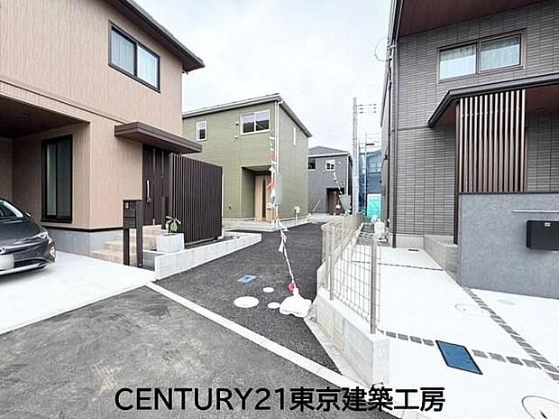 【前面道路含む現地写真】◆駐車スペースございます♪前面道路も広く駐車の際も安心です。