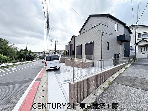 【前面道路含む現地写真】スムーズに出し入れできる、前面道路の広さが魅力の住まい