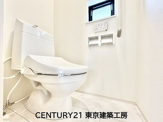 【トイレ】トイレを癒しの空間と考える人は少なくありません。だからこそ、寛げる場所であってほしいと思っている人も多いでしょう。機能面でも癒しや寛ぎの空間に相応しいトイレとなっています。