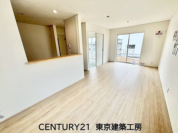 【リビング】◇大きな窓のあるリビングは、陽光あふれる明るい空間です。居心地良く、ご家族皆がゆったり寛げる憩いの空間となりそうです。
