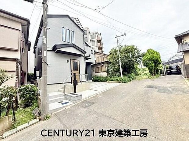 【前面道路含む現地写真】この街とこの家で暮らしたくなる魅力が満載。利便性と自然、周辺環境の心地よさは写真や文章では伝えきれません。日々の動線や採光、周辺施設との距離感まで、ぜひ現地でご体感ください。