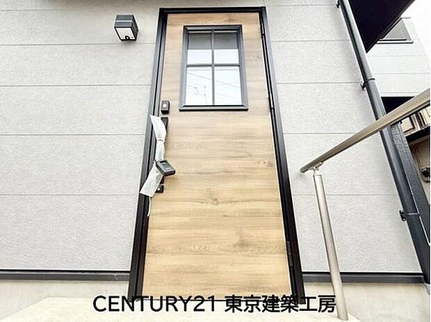 【玄関】住まいの顔とも言われているのが玄関です。清潔感のある玄関は、それだけで住まい全体の印象を大幅にアップさせてくれます。気持ちよく利用することができるでしょう。