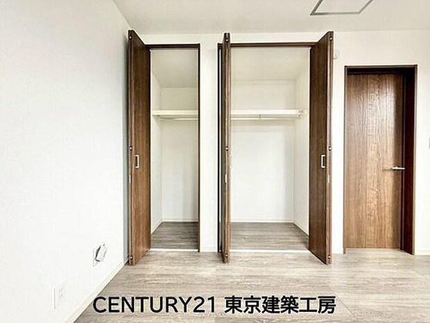 【収納】◇各居室のクローゼットはスーツ類から丈の長いコート類まで何でも収納できる便利なスペースです。衣装ケースと併用することでセーター類なども収納でき自分だけのスペースにできます。