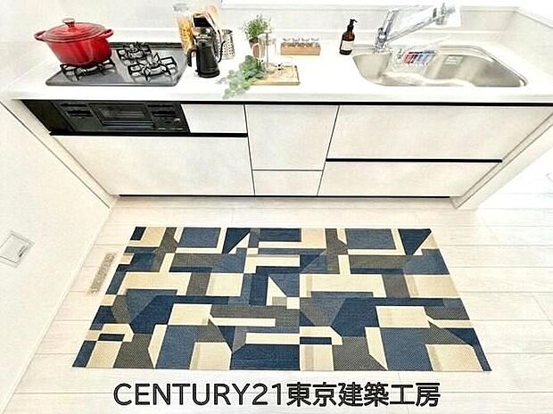 【同形状・同仕様写真(キッチン)】調理がはかどるシステムキッチン♪収納豊富で、シンクも作業スペースも広いのでスムーズに料理ができますね。3口コンロ、グリル付き。【家具はCGにてレイアウト】