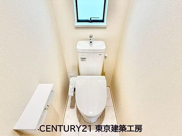 【同形状・同仕様写真(トイレ)】◇トイレを癒しの場と考える人は少なくありません。だからこそ、くつろげる場所であってほしいと思っている人も多いでしょう。機能面でも癒しやくつろぎの空間に相応しいトイレとなっています。