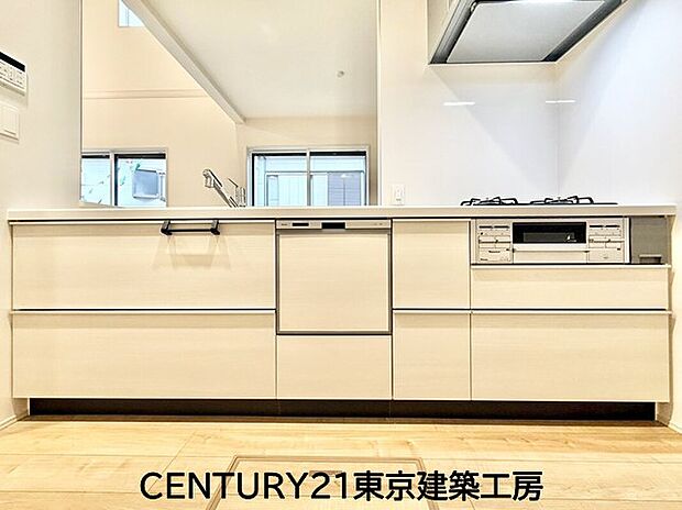 【キッチン】◇調理がはかどるシステムキッチン♪収納豊富で、シンクも作業スペースも広いのでスムーズに料理ができますね。3口コンロ、グリル付き。