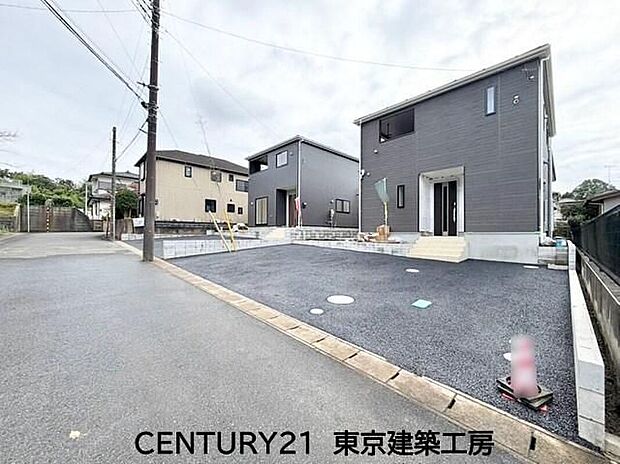 【前面道路含む現地写真】◆4LDK+駐車スペース3台分!◆ご家族が集うLDKは16帖以上!爽やかな風と自然光が降り注ぎ開放的です♪