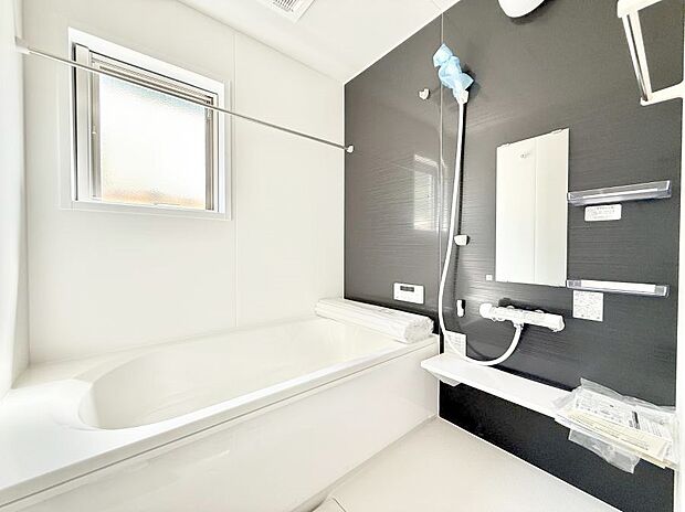 ■落ち着いた色合いの壁面、ゆっくり寛げるバスルーム