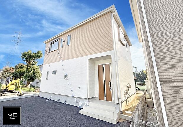 ■カースペース2台可（車種による）  ■18.7帖の広々リビング