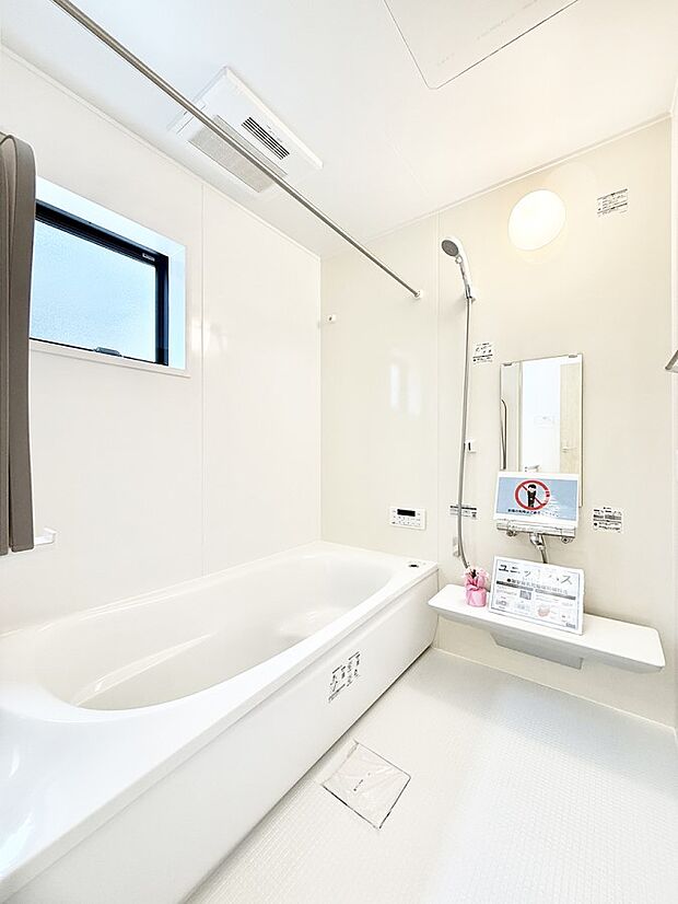 ■落ち着いた色合いの壁面、ゆっくり寛げるバスルーム