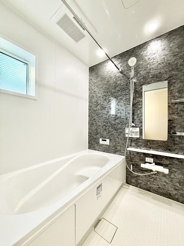 ■落ち着いた色合いの壁面、ゆっくり寛げるバスルーム