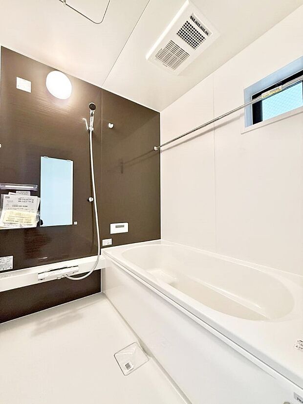 ■落ち着いた色合いの壁面、ゆっくり寛げるバスルーム